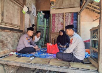 Sambut HUT Propam Polri ke-24, Si Propam Polres Lebak Salurkan 100 Al Quran dan Sembako untuk Warga