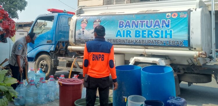 Warga Gunungbatu Cilograng Ucapkan Terima Kasih, BNPB Lebak Salurkan Bantuan Air Bersih di Tengah Kemarau Panjang