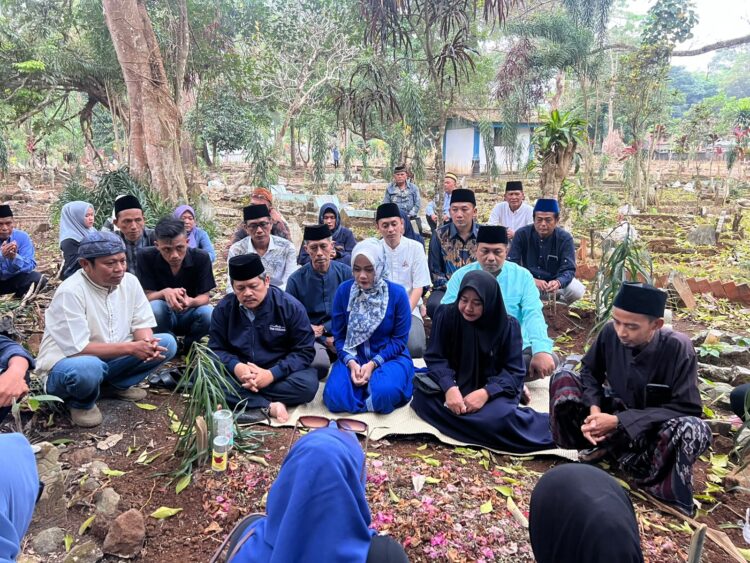 Hari Kelima Kepergian Agus Bustomi, Ketua DPC Demokrat Pandeglang Bersama Kader Ziarah dan Tahlilan